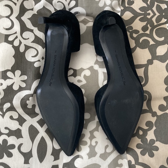 Banana Republic Suede Kitten Heels in black, Size 7 - Picture 2 of 4